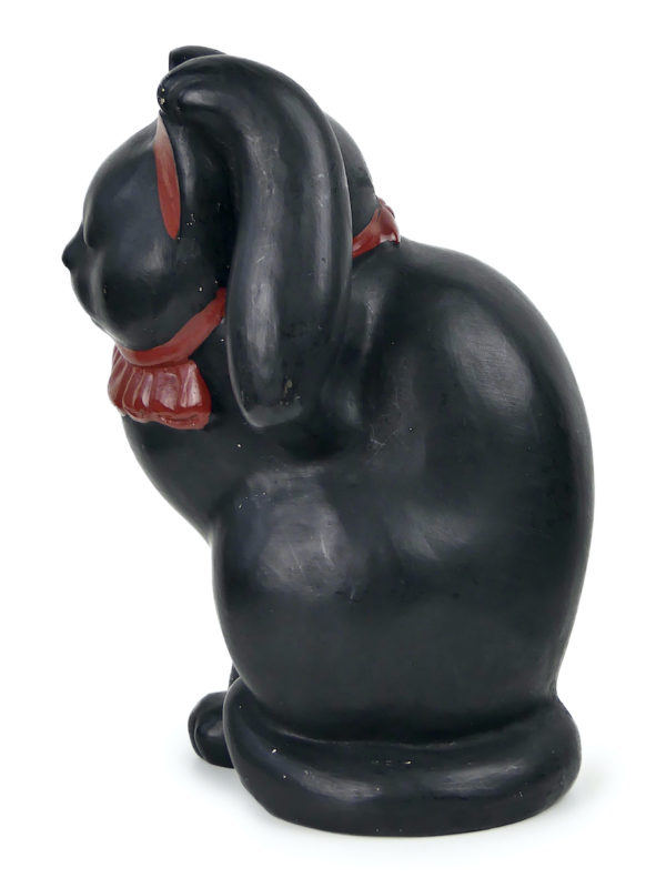 Maneki-neko noir et rouge ancien céramique signée (profil)