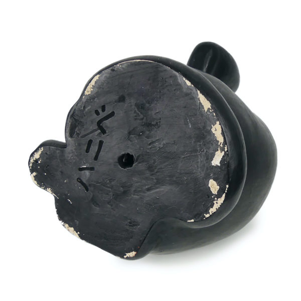 Maneki-neko noir et rouge ancien céramique signée (dessous)