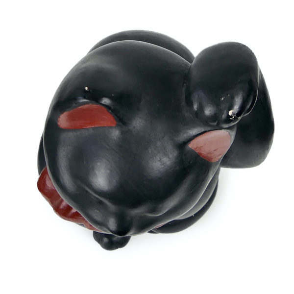 Maneki-neko noir et rouge ancien céramique signée (dessus)