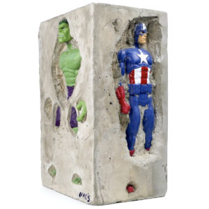 Sculpture de super-héros en béton inclusion signée NAC’S (3/4)