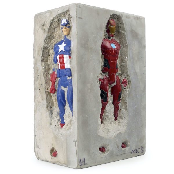 Sculpture de super-héros en béton inclusion signée NAC’S (3/4)