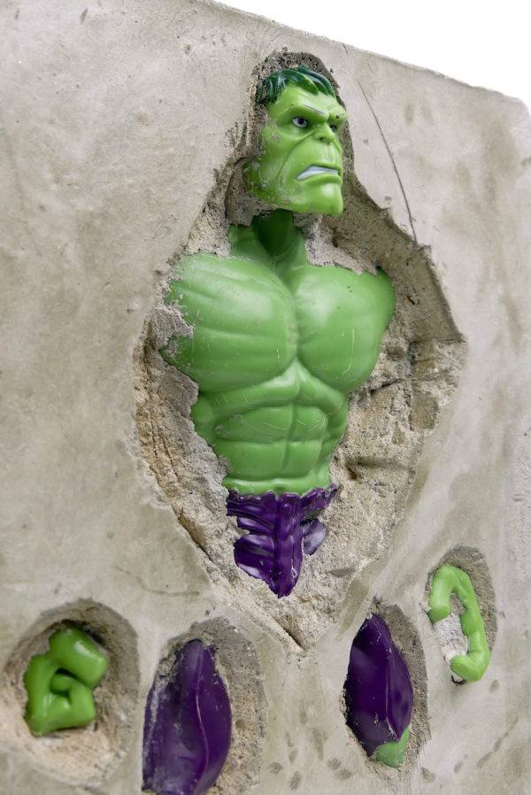 Sculpture de super-héros en béton inclusion signée NAC’S (détail)