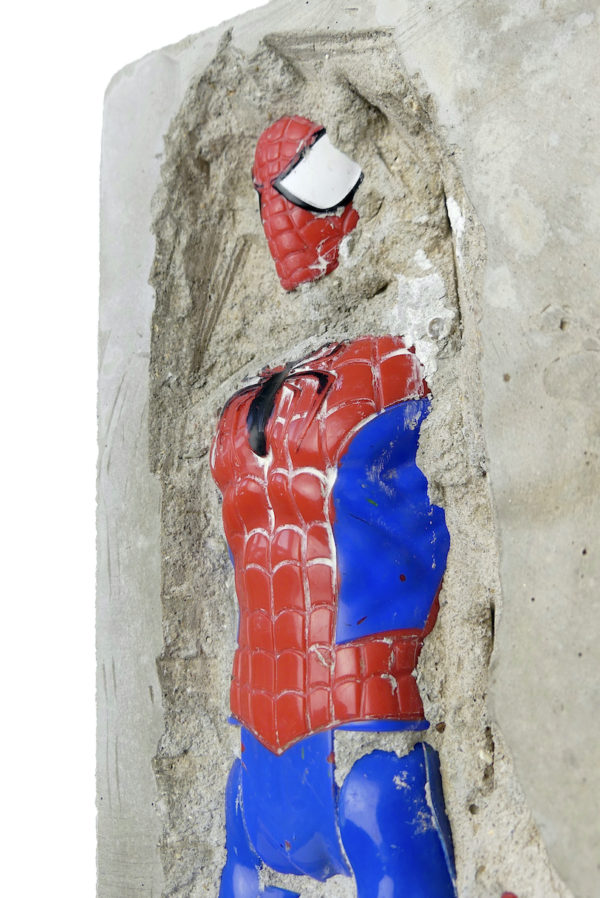 Sculpture de super-héros en béton inclusion signée NAC’S (détail)