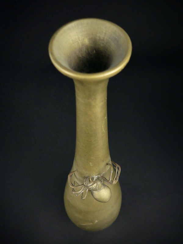 Vase soliflore araignée piriforme ancien en laiton (dessus 3/4)