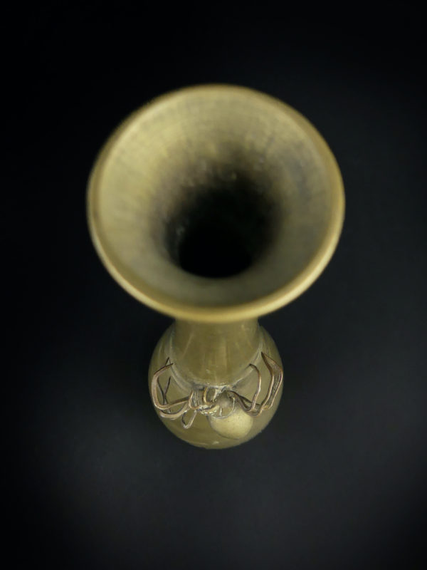 Vase soliflore araignée piriforme ancien en laiton (dessus)