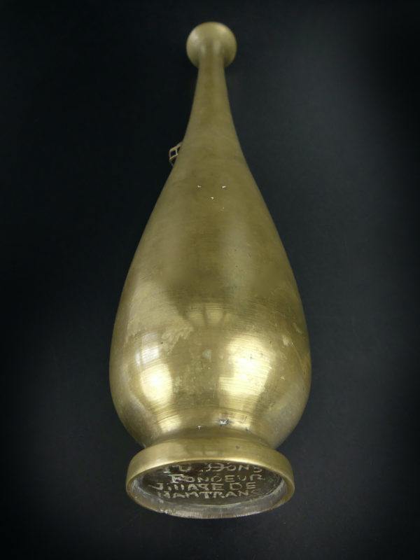 Vase soliflore araignée piriforme ancien en laiton (dessous 3/4)