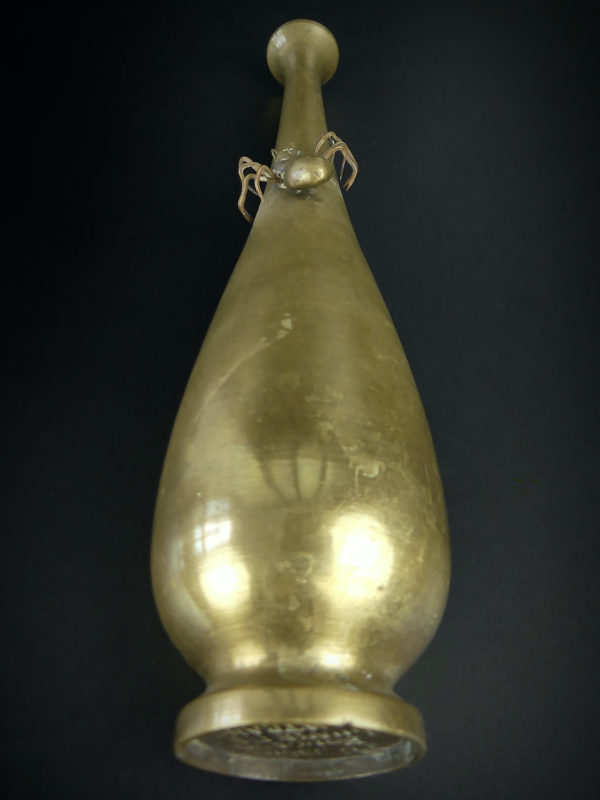 Vase soliflore araignée piriforme ancien en laiton (dessous 3/4)