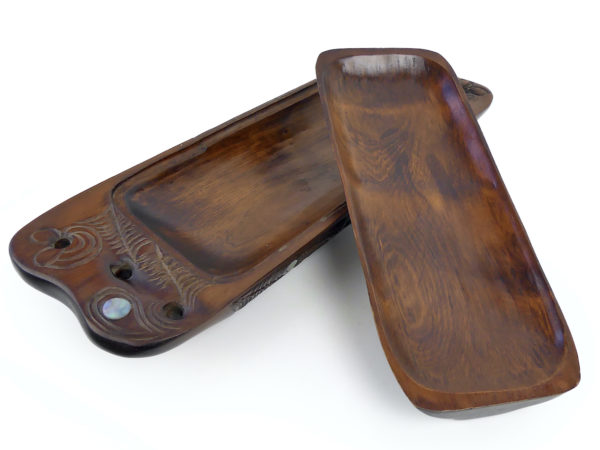 Waka huia au Teko Teko Papa hou Maōri en bois et nacre d’ormeau (3/4 ouvert)