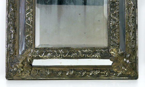Miroir à parclose ancien en laiton repoussé XIXe
(détail)