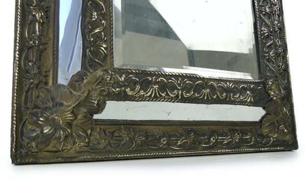 Miroir à parclose ancien en laiton repoussé XIXe
(détail)
