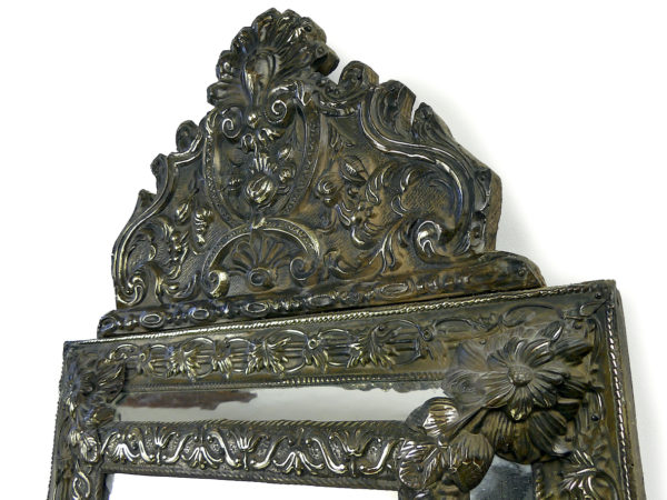 Miroir à parclose ancien en laiton repoussé XIXe
(détail)