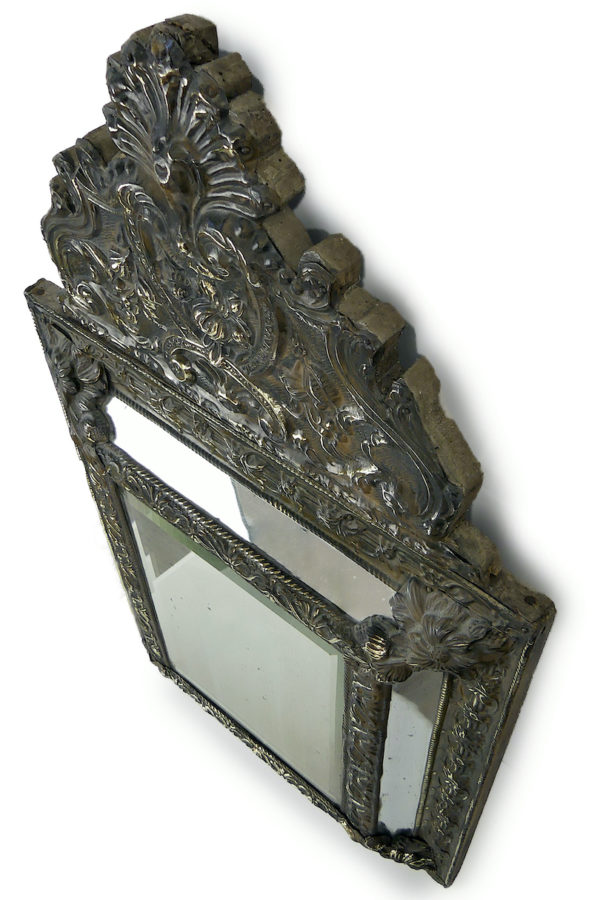 Miroir à parclose ancien en laiton repoussé XIXe
(dessus 3/4)