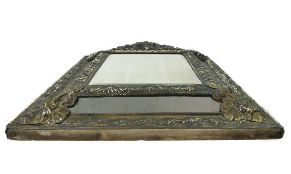 Miroir à parclose ancien en laiton repoussé XIXe
(dessous)