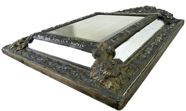 Miroir à parclose ancien en laiton repoussé XIXe
(3/4)