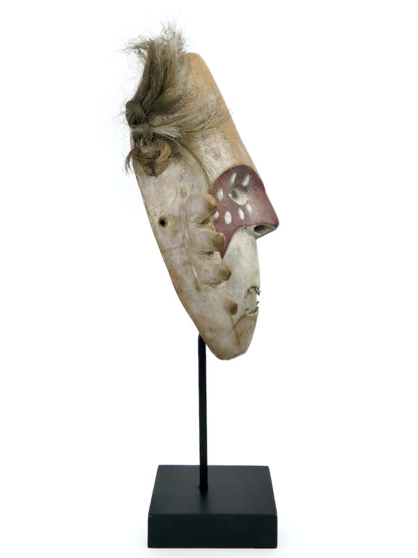 Masque d'esprit piriforme asymétrique Yupik sur pied (profil)