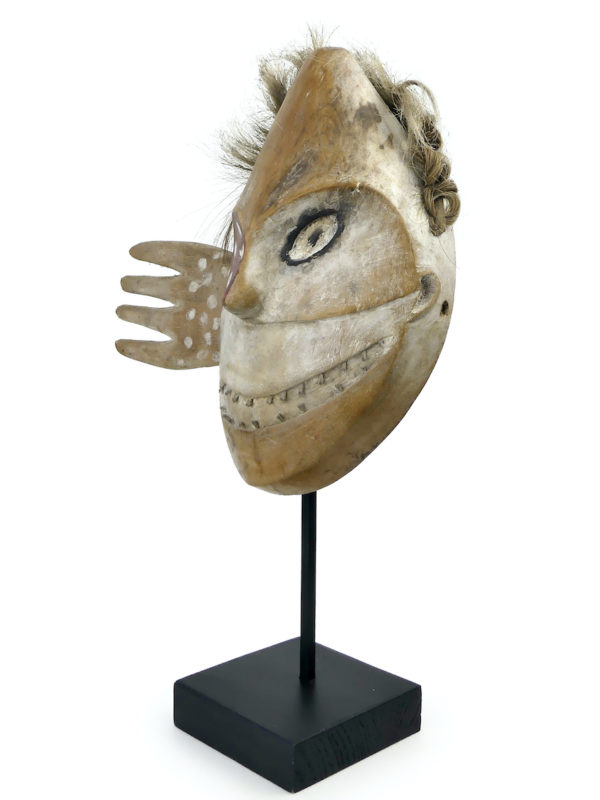 Masque d'esprit piriforme asymétrique Yupik sur pied (3/4)