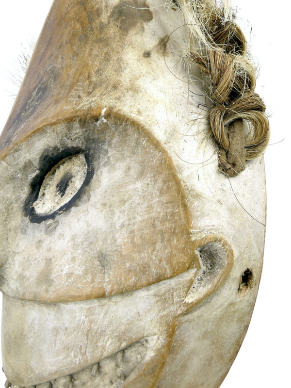 Masque d'esprit piriforme asymétrique Yupik sur pied (détail)