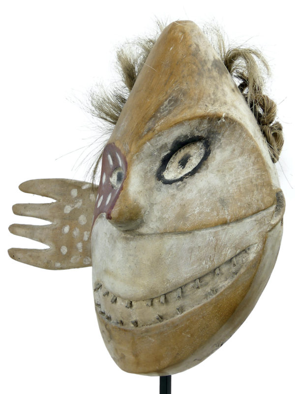 Masque d'esprit piriforme asymétrique Yupik sur pied (3/4)
