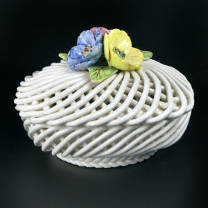 Bonbonnière tressée en faïence blanche ajourée et fleurie (face)