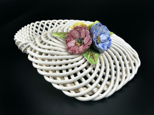 Bonbonnière tressée en faïence blanche ajourée et fleurie (3/4 ouvert)