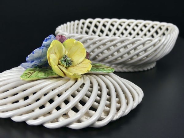 Bonbonnière tressée en faïence blanche ajourée et fleurie (détail)