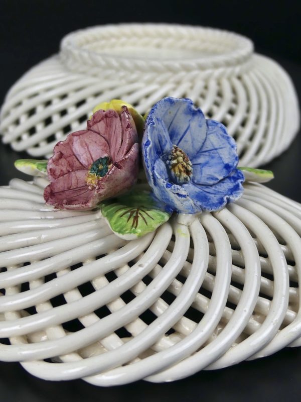 Bonbonnière tressée en faïence blanche ajourée et fleurie (détail)