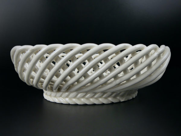 Bonbonnière tressée en faïence blanche ajourée et fleurie (profil)