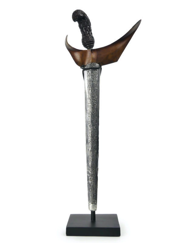 Kriss indonésien à lame serpentine en acier damassé bois et argent (face)