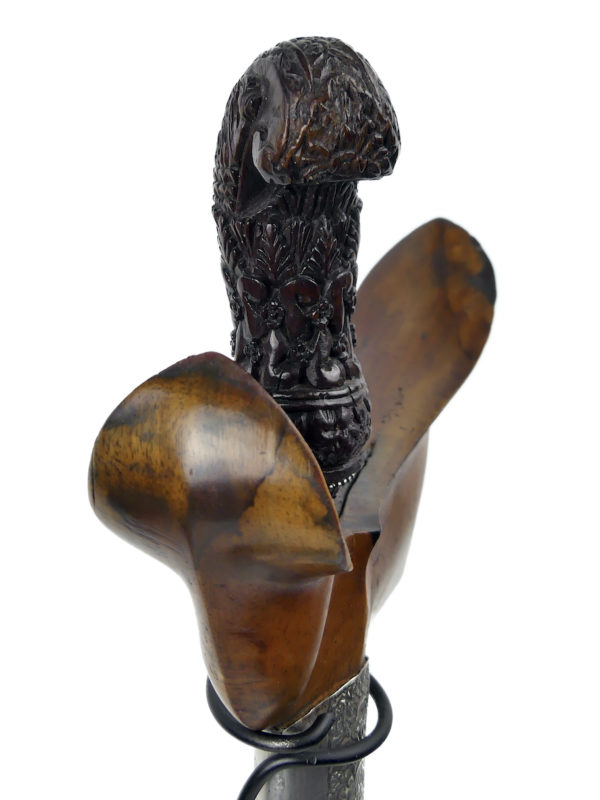 Kriss indonésien à lame serpentine en acier damassé bois et argent (détail)