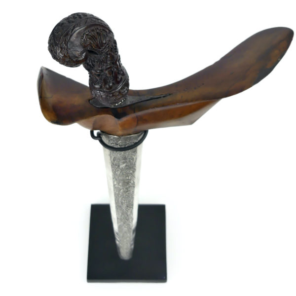 Kriss indonésien à lame serpentine en acier damassé bois et argent (dessus)