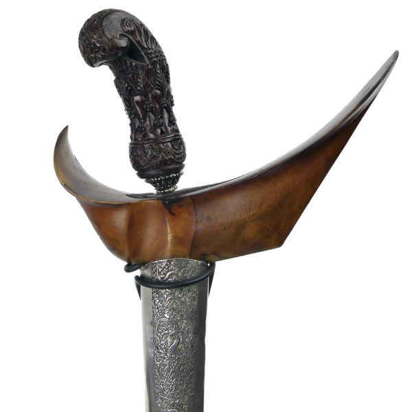 Kriss indonésien à lame serpentine en acier damassé bois et argent (détail)