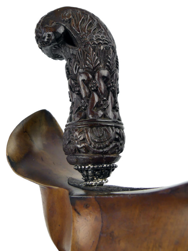 Kriss indonésien à lame serpentine en acier damassé bois et argent (détail)
