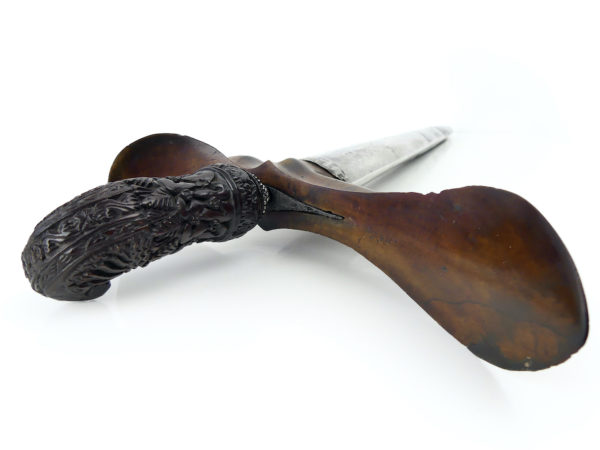 Kriss indonésien à lame serpentine en acier damassé bois et argent (dessus)