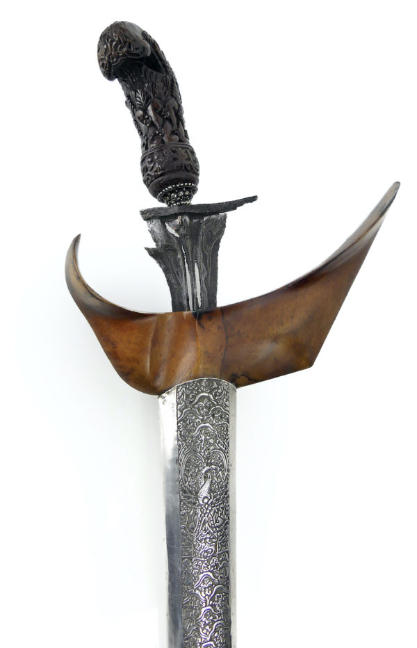 Kriss indonésien à lame serpentine en acier damassé bois et argent (détail)