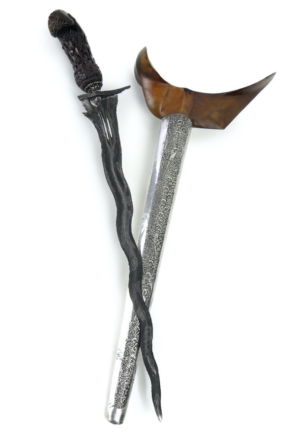 Kriss indonésien à lame serpentine en acier damassé bois et argent