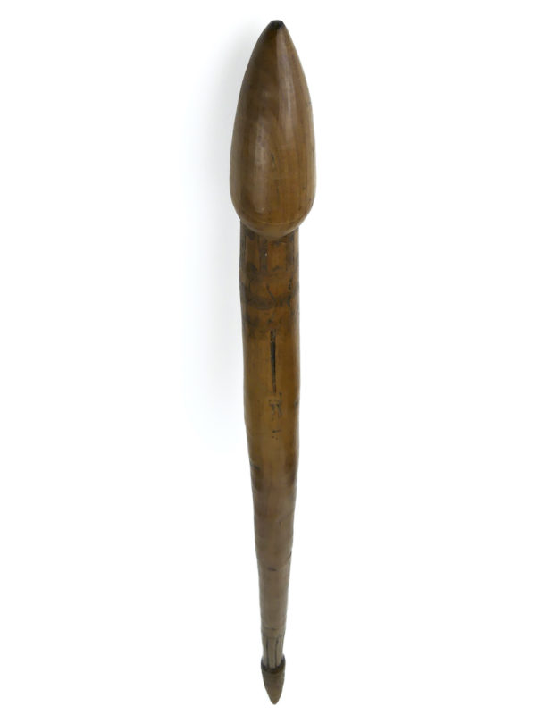 Perce sternum du Vanuatu en bois dur ciselé (dessus)