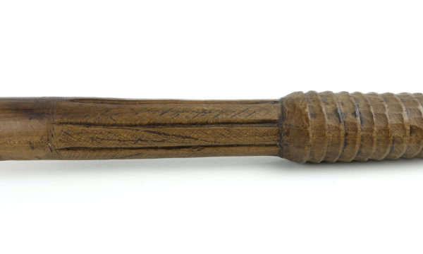 Perce sternum du Vanuatu en bois dur ciselé (détail)