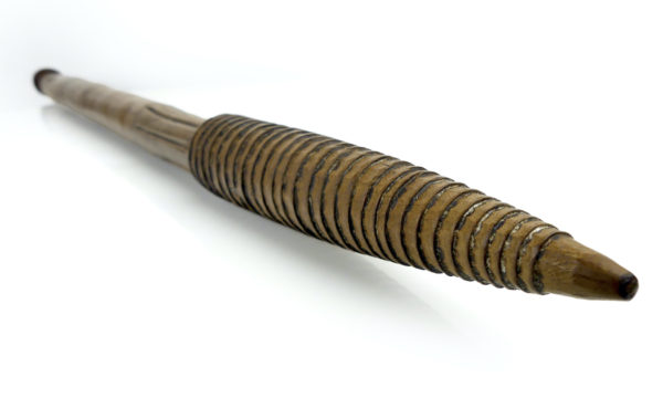 Perce sternum du Vanuatu en bois dur ciselé (3/4)