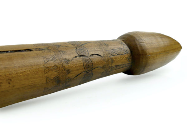 Perce sternum du Vanuatu en bois dur ciselé (détail)