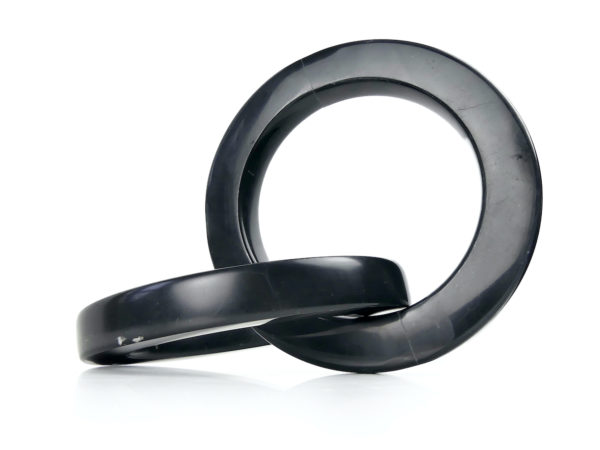 Anneaux en marbre noir entrelacés curiosité artistique (profil)