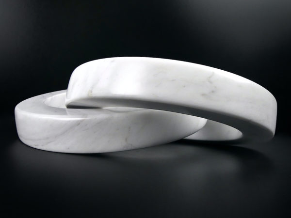 Anneaux en marbre blanc entrelacés curiosité artistique (profil)