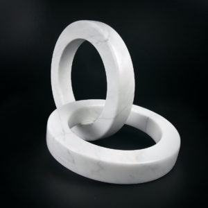 Anneaux en marbre blanc entrelacés curiosité artistique (3/4)