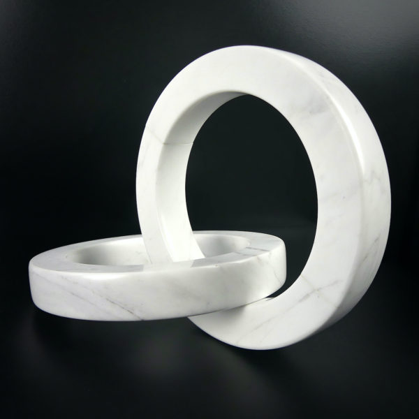 Anneaux en marbre blanc entrelacés curiosité artistique (3/4)