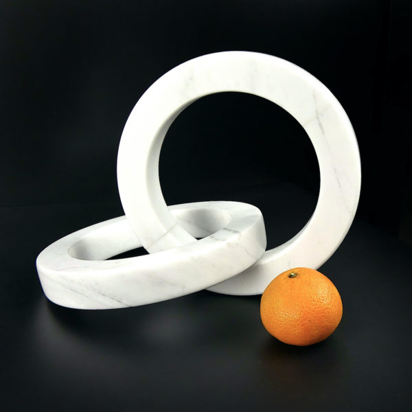 Anneaux en marbre blanc entrelacés curiosité artistique (clémentine)