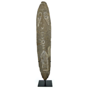 Planche votive gope kwoi ancienne en bois sur socle (face)
