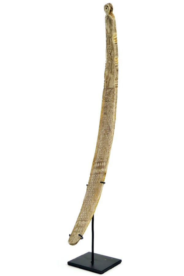 Calendrier divinatoire Batak en os de bovin gravé sur socle Sumatra (3/4)