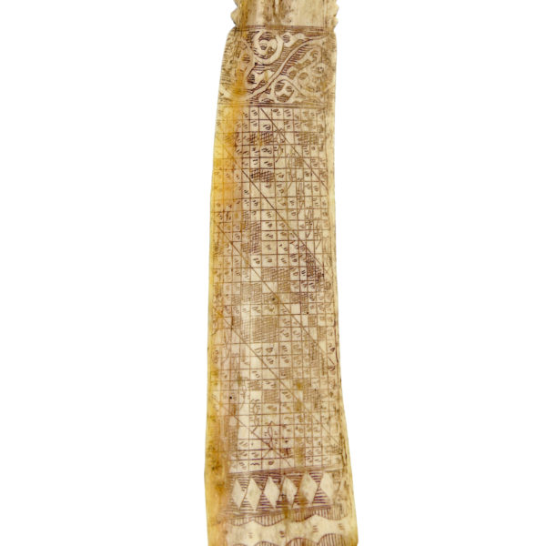 Calendrier divinatoire Batak en os de bovin gravé sur socle Sumatra (détail)