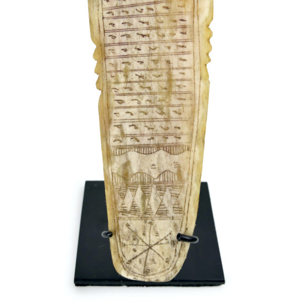 Calendrier divinatoire Batak en os de bovin gravé sur socle Sumatra (détail)