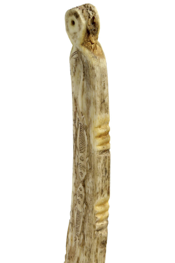 Calendrier divinatoire Batak en os de bovin gravé sur socle Sumatra (détail)