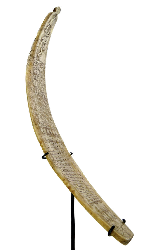 Calendrier divinatoire Batak en os de bovin gravé sur socle Sumatra (3/4)